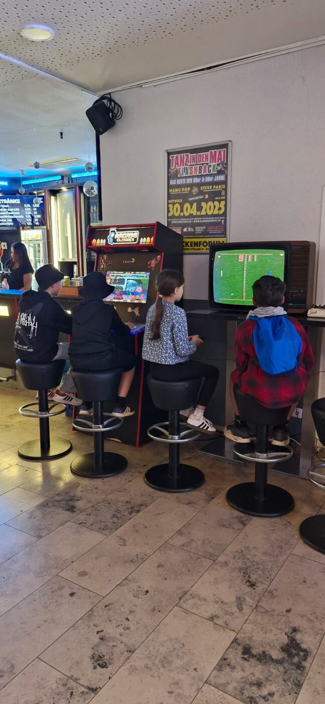 Besucher an den Spielstationen
