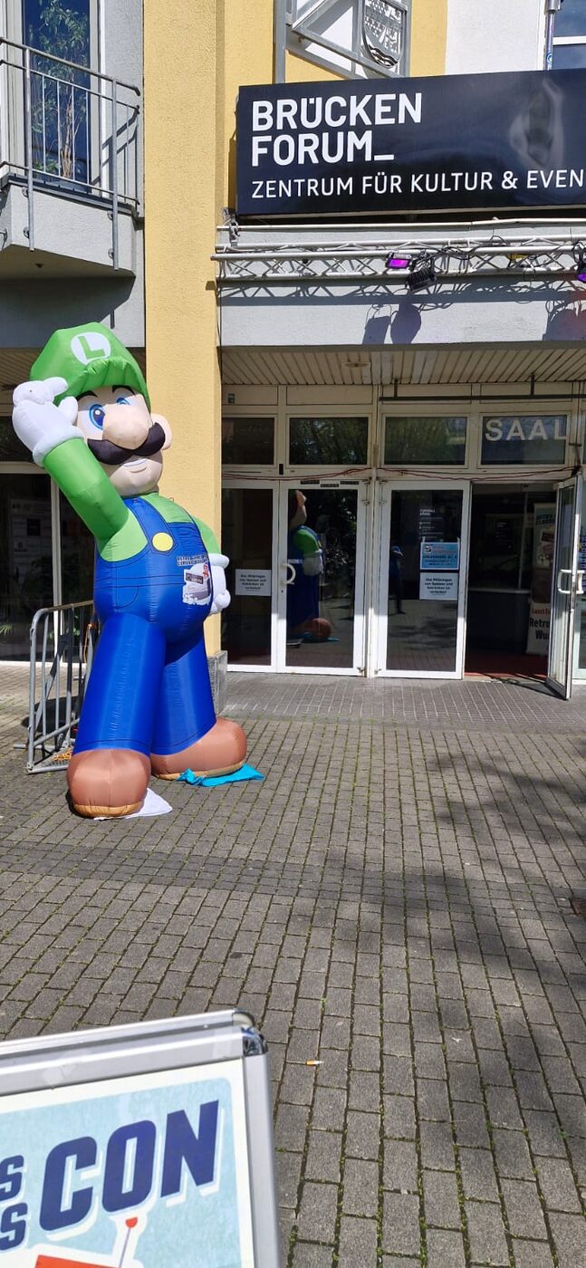 Aufblasbarer Luigi vor dem Eingang