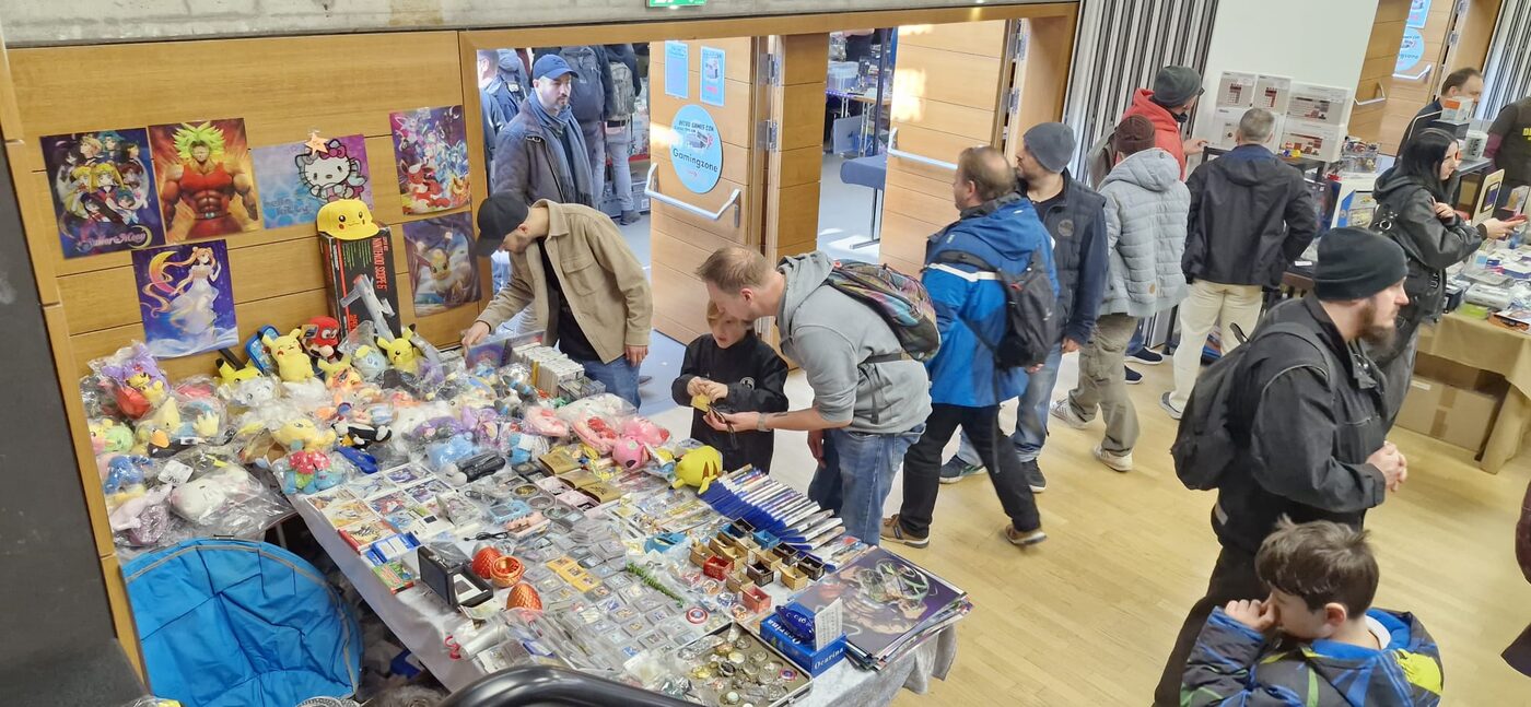 Stand mit Spielen, Konsolen und Zubehör
